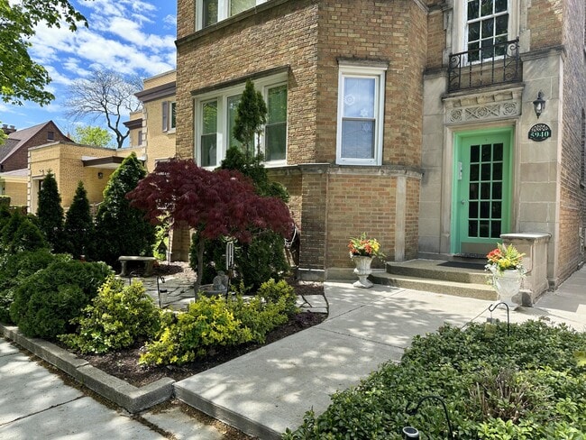 Building Photo - 5940 N Bernard St Unit Garden