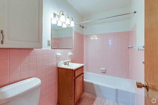 2BR, 1 BA - 725SF - Bath
