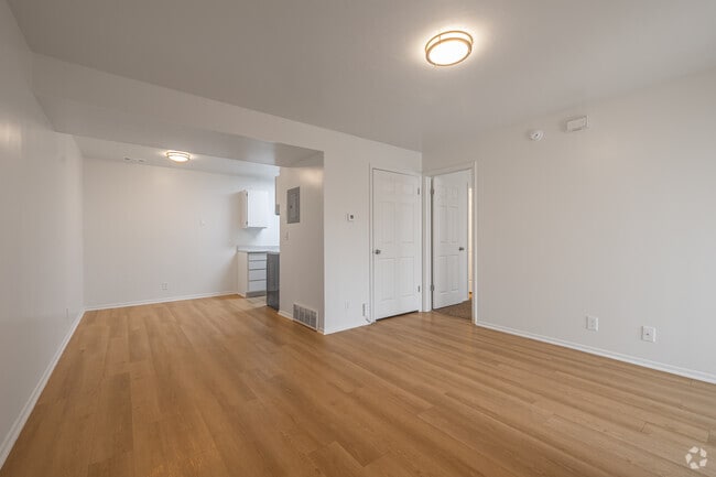 1BR, 1BA - 750SF - Living Room/Dining Room