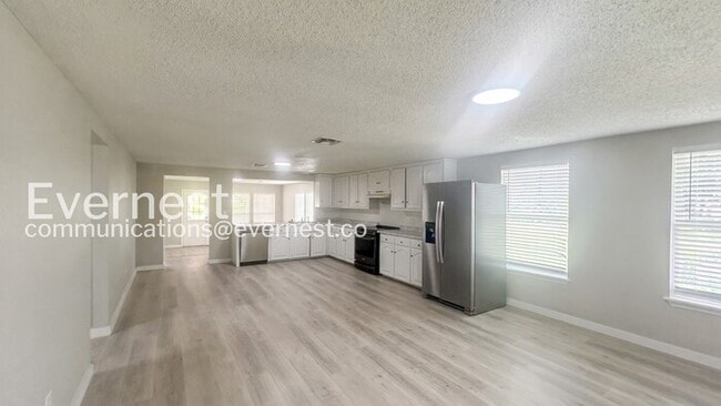 Photo - 3 Bed/2 Bath Home with Fenced Yard & Carport / Pet-Friendly / Available Now!