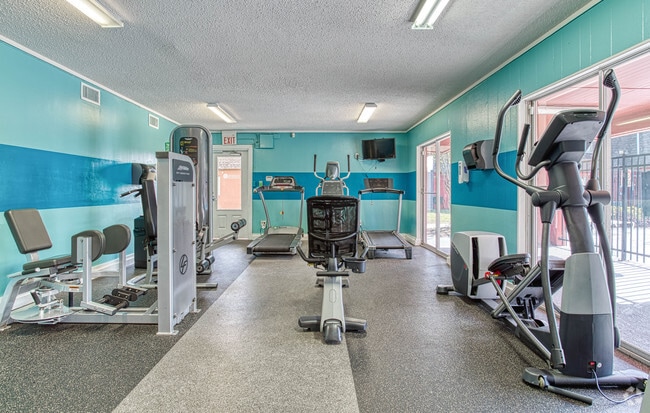 200 Maltese Cir - Regency Oaks Apartments