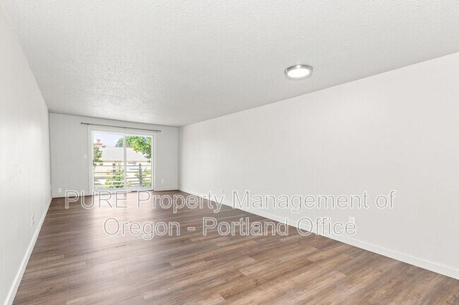 Photo - 18411 E Burnside St Unit 202