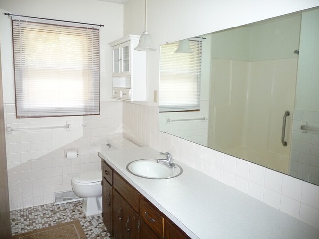 Photo - 1047 Tyler St S