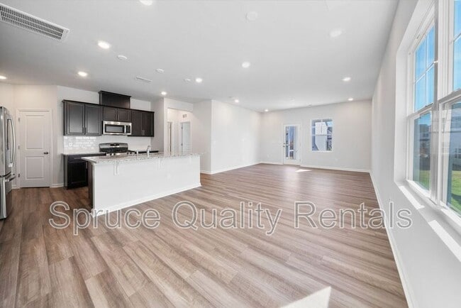 Building Photo - 1013 Red Roses Ave