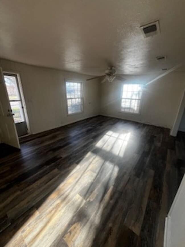 Photo - 2/1 Close to Campus