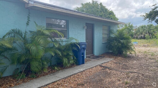 Building Photo - Nicelly Remodeled 3/2 Villa in West Bradenton Rental