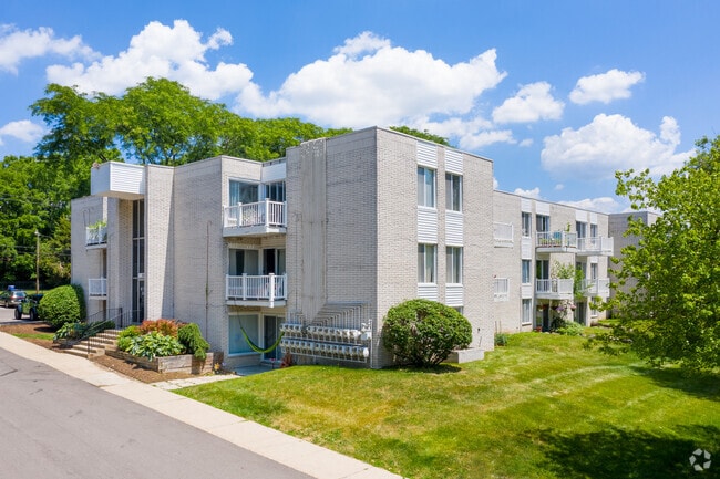 Building - Charlton Apartments