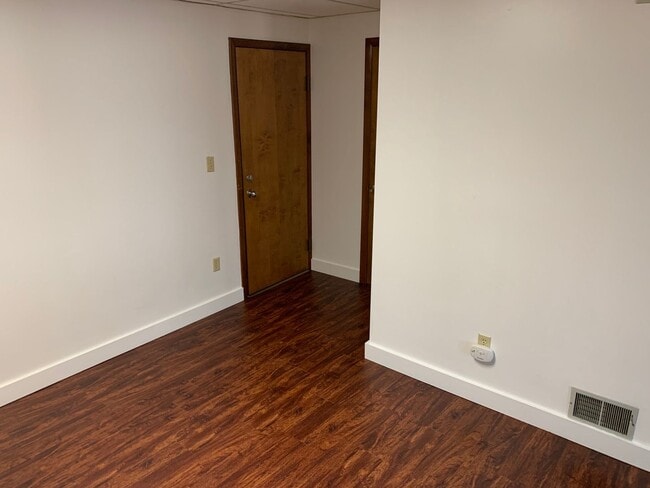 Photo - 635 Monongahela Ave Unidad 2nd Flr Front