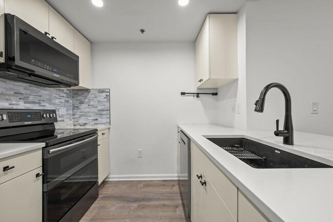 Photo - 102 Christopher Columbus Dr Unit 303