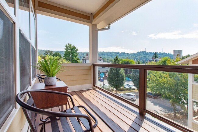 Photo - Luxurious Furnished Downtown Condo - 6-18 ...