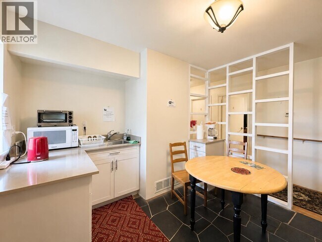 796 W 42nd Ave