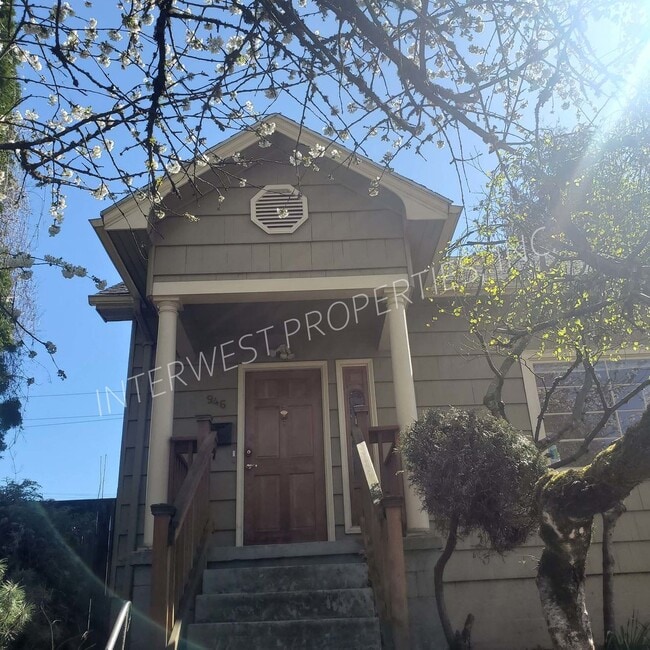 Building Photo - SPACIOUS & CHARMING 3BED+BONUS W/ HARDWOOD... Rental