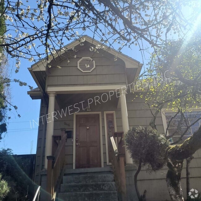 Building Photo - SPACIOUS & CHARMING 3BED+BONUS W/ HARDWOOD... Rental