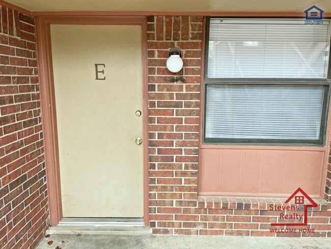 Photo - 1912 SW D Ave