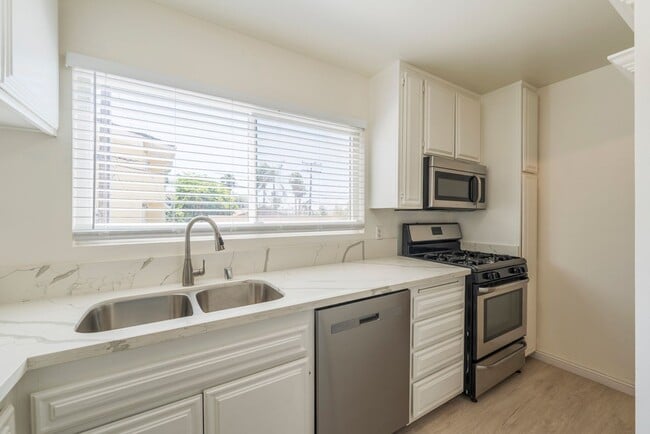 Photo - Beautiful remodeled 2 bed 2 bath townhome ...
