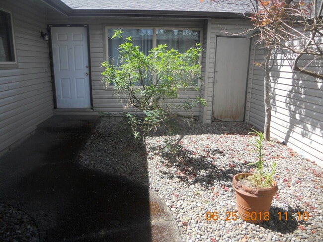 Building Photo - ONE07 Unit 1