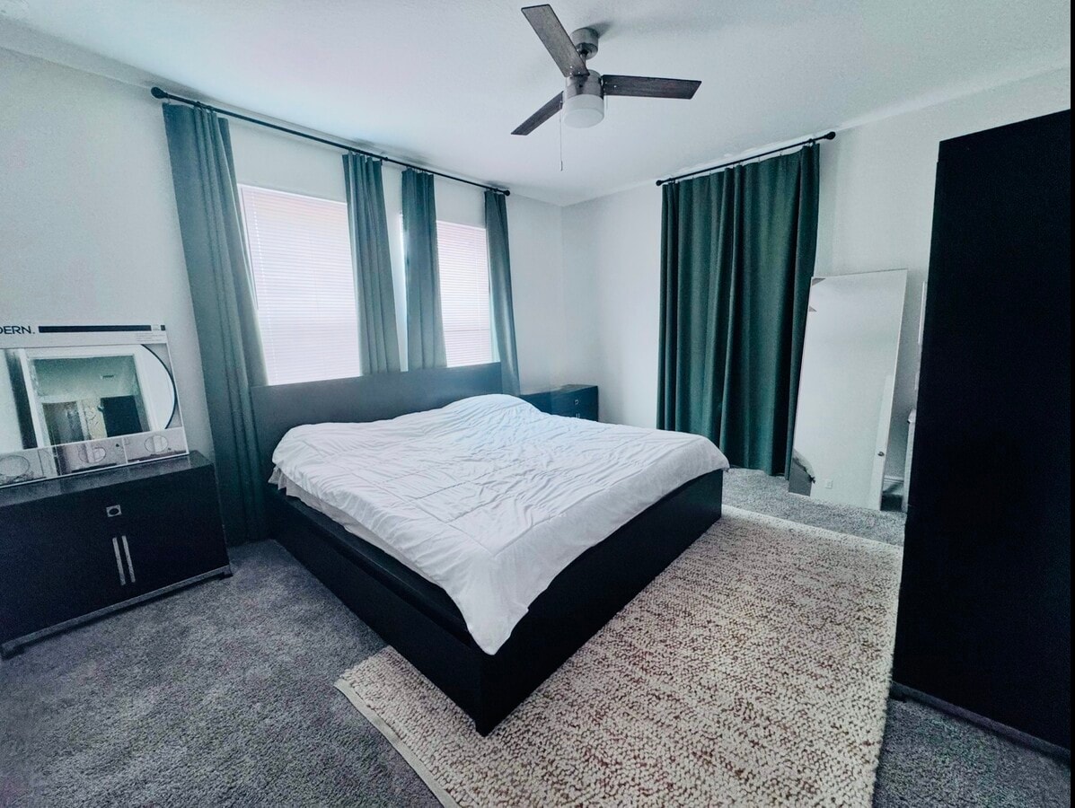 Master bedroom - 2022 E Columbus Dr