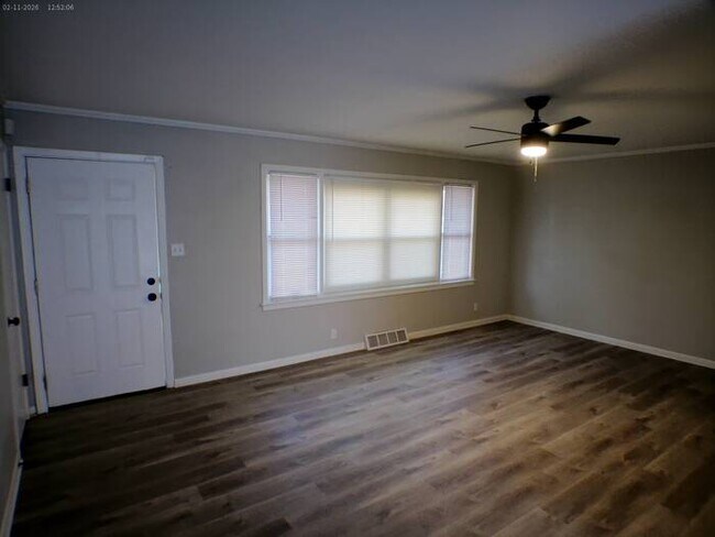 Photo - Beautiful 2 bedrooms and 2 baths with vanity located on S Hawthorne Ave in Independence, convenie...