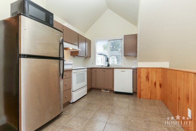 Charming 3-Bedroom Coach Home in Peaceful Fairfield Island