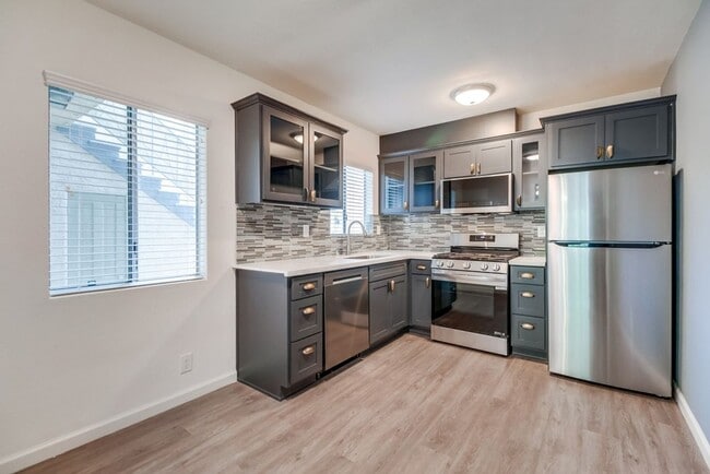 Photo - Classic Courtyard Building on Venice Blvd – Secure, Convenient, Pet-Friendly