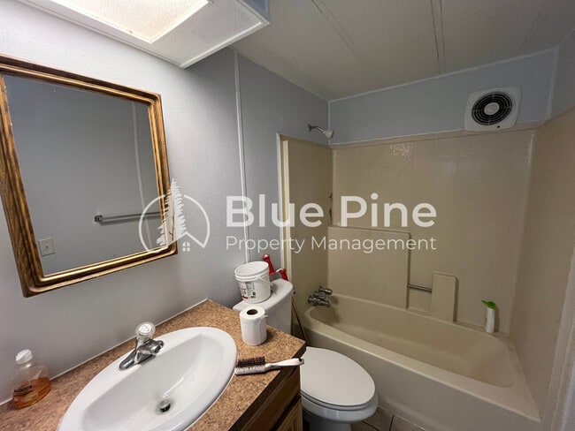 Photo - 925 Wilson Ave