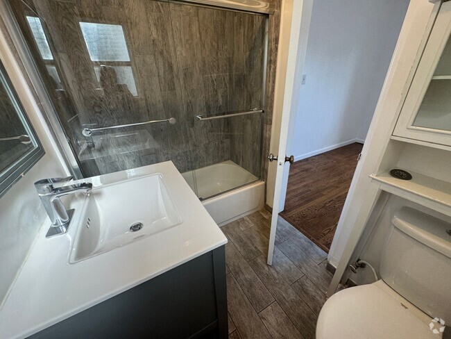 Building Photo - 5179 Huntington Dr N Unit 4 Rental