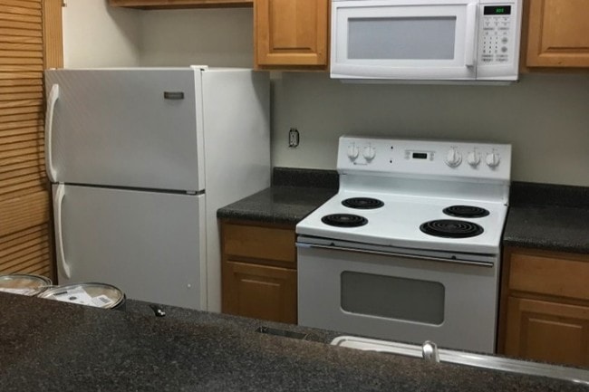 Fully Equipped Kitchen w/ D/W - 514 Saint Paul St Unit C