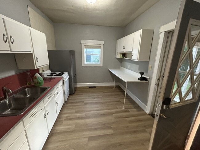 Photo - 406 S College Ave