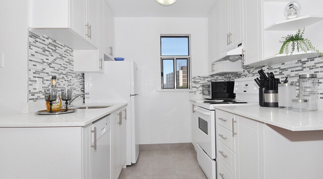 Building Photo - 250 St George St Unit 00302