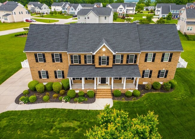 Building Photo - Huge house with vaulted ceilings and fenced in rear yard