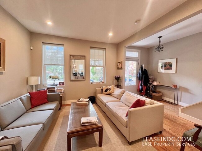 Photo - 624 Lamont St NW