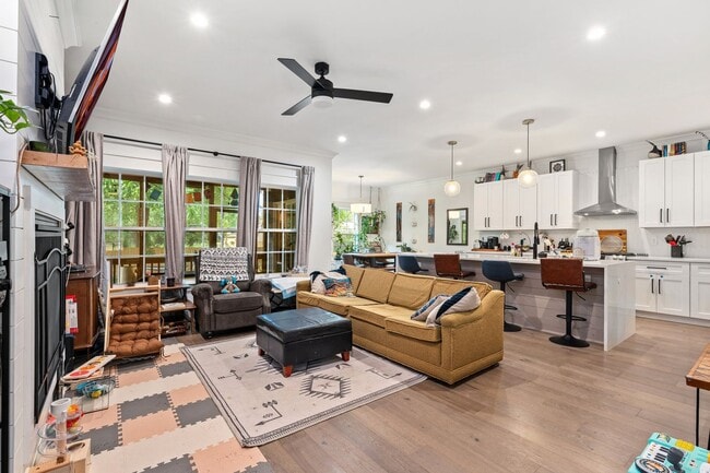 Photo - Modern 3be / 2.5ba House With Garage and Fenced-in Backyard