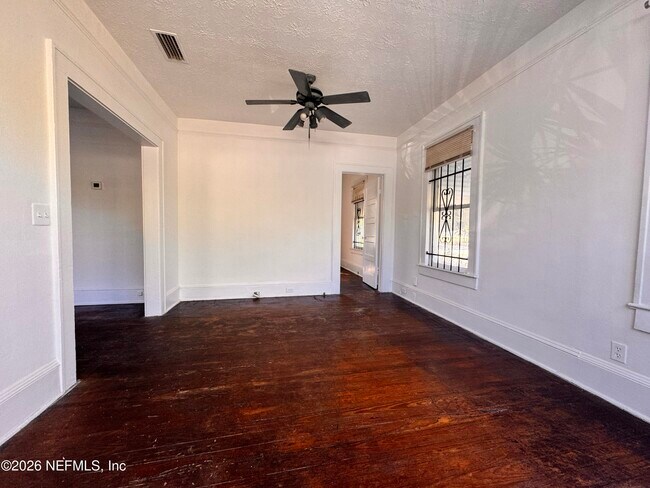 Photo - 3728 Silver St