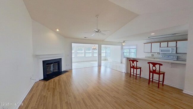Building Photo - 303 Putnam Dr