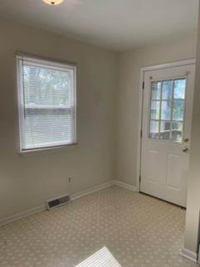 Photo - 770 Welton Ave SW Unidad Surry - 770 Welton Avenue