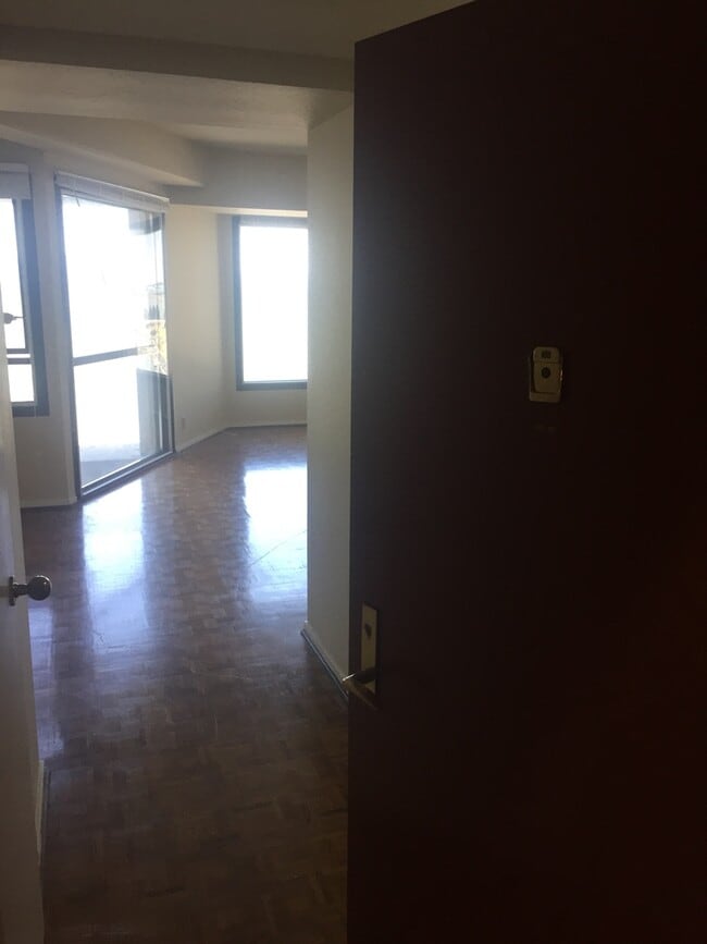 Enjoy sweeping views of the bay and Golden... - Enjoy sweeping views of the bay and Golden... Condo Unit 1611