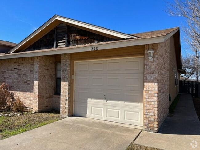 Building Photo - Available May 8th,2025 Affordable townhome...