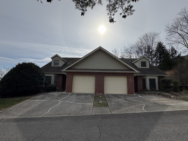 Building Photo - 103 Pinewood Dr