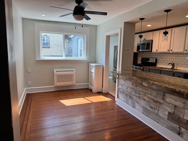 Photo - 3320 Ainslie St