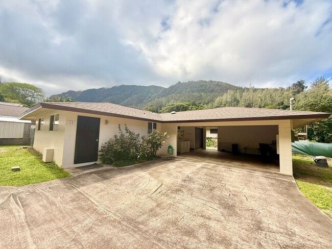 Building Photo - 3 Bedroom / 1 Bathroom Home Available in Wailuku!