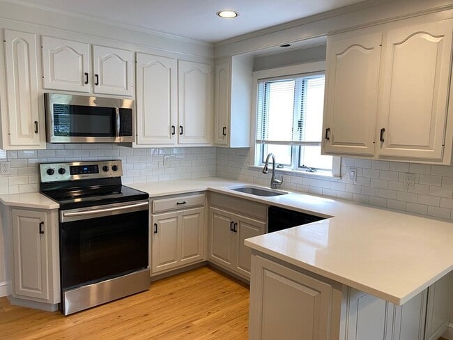 Building Photo - 72 Waverley St Unit 1 Rental
