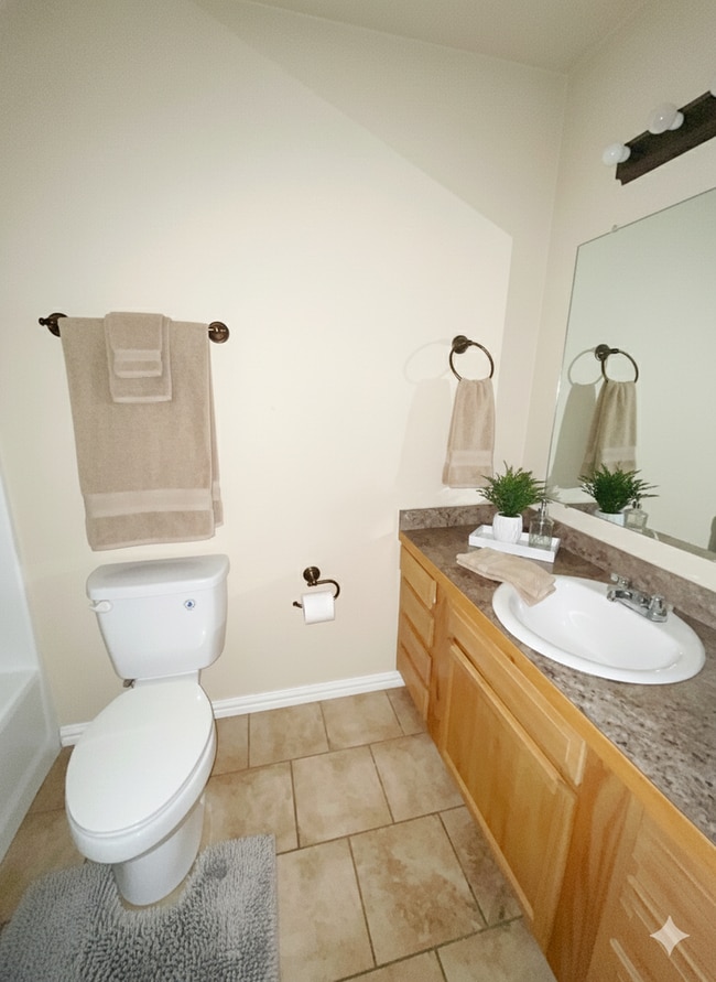 Photo - Close to school/Neighborhood surrounded by trees/Cozy