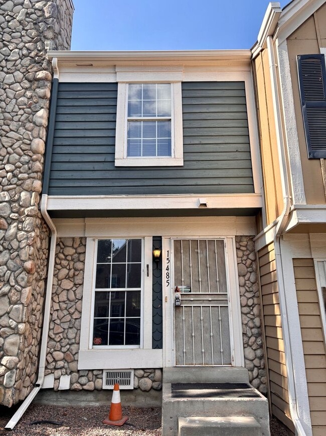 Building Photo - Newly Renovated 2-Bed Townhome Near Kingsborough Park — Available Now
