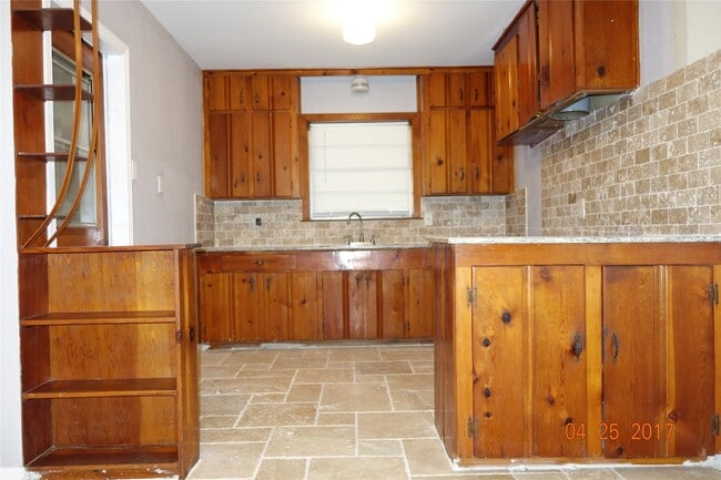 Photo - 122 W Wellington St