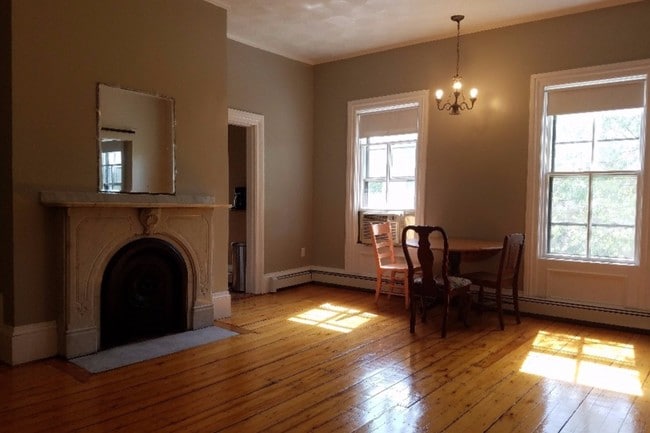 Building Photo - 178 Bowen St Unit 3