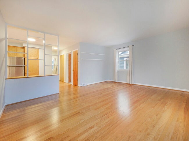 Building Photo - 516 Berkley Ave Unit Apt. 1 - 1st floor