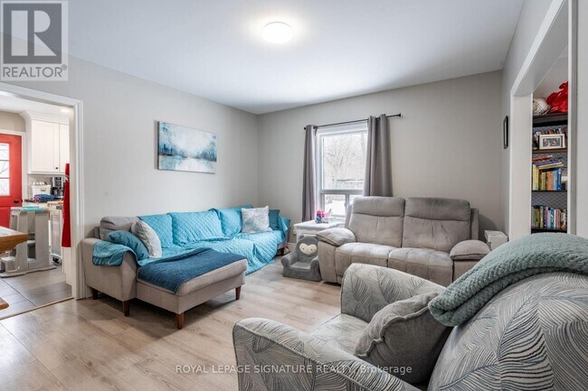 Photo - 34 Bond St S