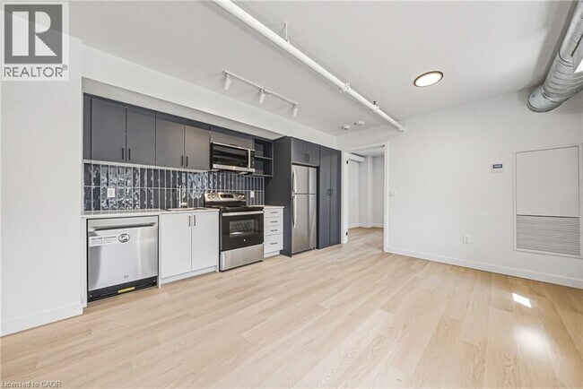 Photo - 325 James St S Unité 205