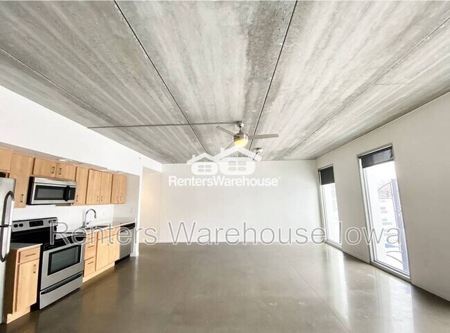 Building Photo - 350 E Locust St Unit 404