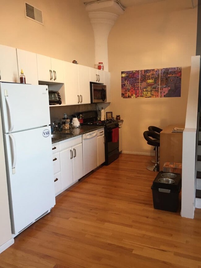 Cocina bien equipada que incluye encimeras de granito, estufa a gas, refrigerador, lavavajillas, microondas y horno tostador. - 314 N. 12th Street Unidad 901